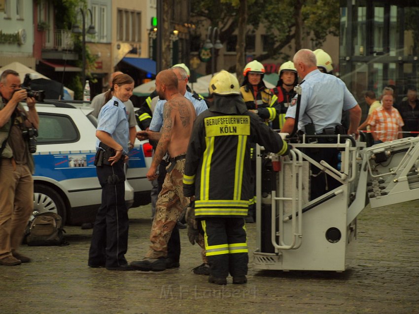 2 Denkmalkletterer hielten Feuerwehr und Polizei in Trapp Koeln Heumarkt P202.JPG